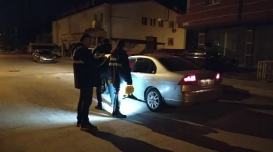 Caddede tartıştığı husumetlisini tabanca ile vurdu