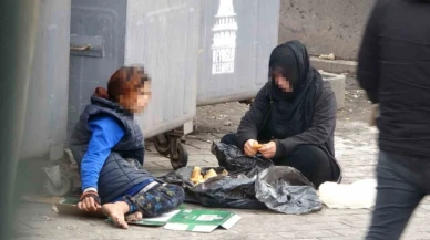 Çöpten yemek yeme numarası yapan dilenciler yakayı ele verdi