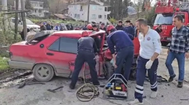 İki otomobil kafa kafaya çarpıştı: 1'i ağır 3 yaralı