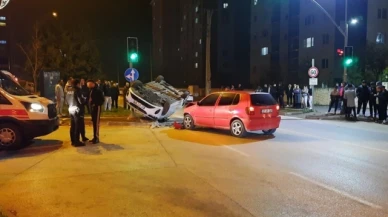 İki otomobil kavşakta çarpıştı: 2 yaralı