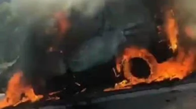 Kamyonet yol ortasında alev topuna döndü