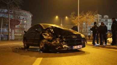 Kaza yaptı, hasar gören otomobili bırakıp kaçtı