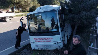 Lastiği patlayan midibüs refüje çıktı: 1 yaralı