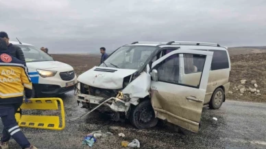 Otomobil ve ticari araç çarpıştı: 5 yaralı