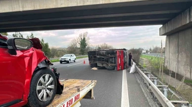 Otomobilin çarptığı kamyon devrildi: 2 yaralı