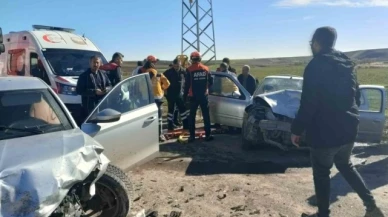 Otomobiller kafa kafaya çarpıştı: 1 ölü, 3 yaralı