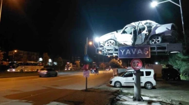Polis kaza yapan aracı yol kenarında sergileyip hız sınırına dikkat çekti