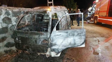 Samsun'da park halindeki araç tamamen yandı