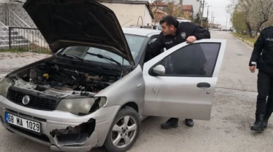 Seyir halindeki otomobilin motor kısmı yandı