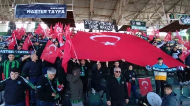 Taraftarlar maç öncesi şehitleri andı