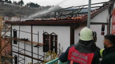 Tarihi konak yangında ağır hasar aldı