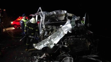 Minibüs kamyona arkadan çarptı: 5 ölü