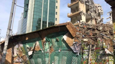 Yıkımı yapılan bina yola doğru çöktü: 1 yaralı