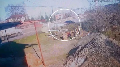 Yoldan çıkan otomobil dehşet saçtı: 1'i ağır 3 yaralı