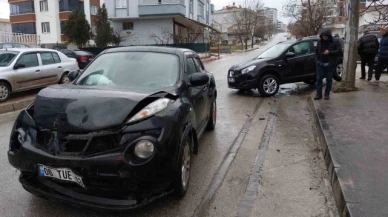 2 otomobil çarpıştı: 2 yaralı