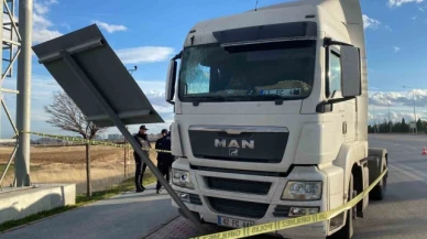 Başına levha çarpan tır sürücüsü hayatını kaybetti