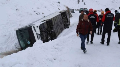 Cenaze yakınlarını taşıyan otobüs devrildi: 20 yaralı
