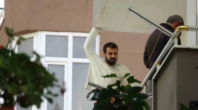 Cezaevi firarisi polisleri görünce annesinin evini ateşe vermiş