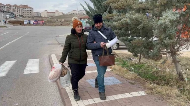 Durakta çanta bulan çiftin örnek davranışı "insanlık ölmemiş" dedirtti