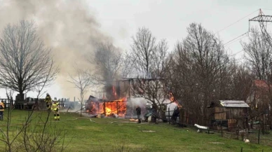 İki katlı ev alev alev yandı: Ekipler olay yerine koşarak geldi