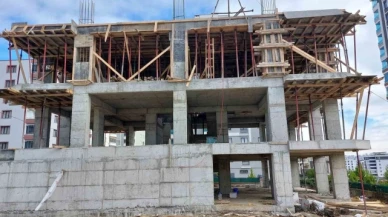 İkinci kattan düşen kalıp ustası ağır yaralandı