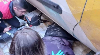 Kargo dağıtım aracının altında kalan kadını itfaiye kurtardı