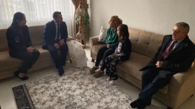 Kaymakam Kartal'dan Çocuklara Karne Hediyesi