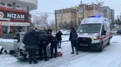 Kaza yapan otomobil, iş yerindeki tavuk pişirme makinesine çarptı: 1 yaralı