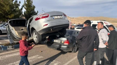 Kazaya karışan otomobil çarptığı otomobilin üstüne çıktı