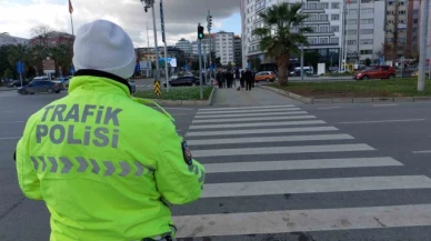 Kırmızı ışıkta geçen 50 yayaya toplam 34 bin 500 lira ceza