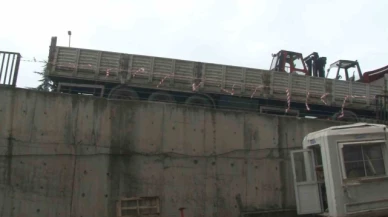 Kontrolden çıkan tır, iş yeri bahçesine düştü: O anlar kamerada