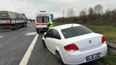 Lastiği patlayan otomobil bariyerlere çarptı