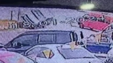 Minibüsle çarpışan otomobil yan yattı