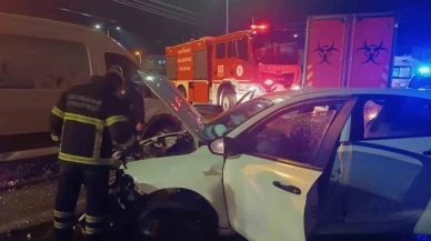 Otomobil refüje çarptı: 3 yaralı