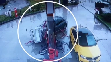 Otomobilin akaryakıt istasyonundaki pompaya çarptığı kaza kamerada