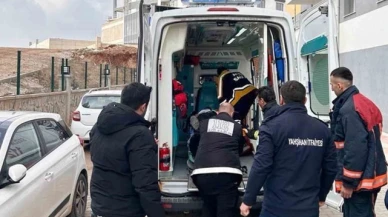 Tamir etmek istediği asansörün altında kalan işçi ağır yaralandı