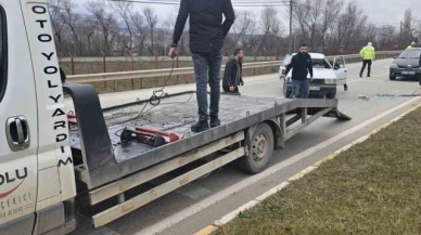 Takla atan otomobil vatandaşlar elleriyle çevirdi