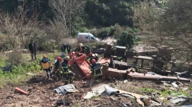 Uçuruma yuvarlanan vinç yüklü kamyon paramparça oldu: 1 ölü