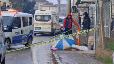 Yere düşen adam hayatını kaybetti, cenazeyi şemsiye ile korudular