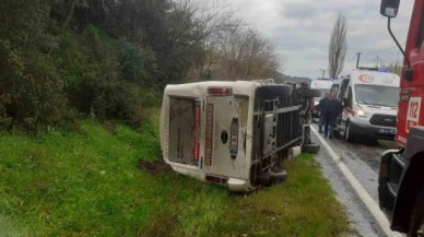 Yolcu minibüsü devrildi: 2 yaralı