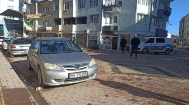 Yolun karşısına geçmekte olan yayanın ayağının üstünden otomobil geçti