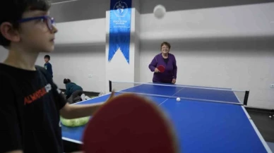 77 yaşındaki 'Dilek teyze' masa tenisi tutkusundan vazgeçemiyor