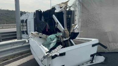 Bariyerlere çarpan tır karşı şeritte devrildi, sürücü ağır yaralandı