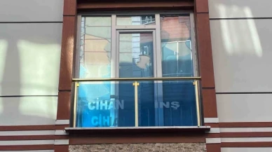 Boşanmak isteyen eşinin evini ikinci kez taşlayan adam kamerada