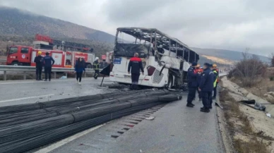 Kamyona çarpan otobüs alev aldı: 2 ölü, 6 yaralı