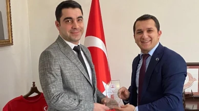 Kaymakam Kartal, Dikici’ye plaket takdim etti