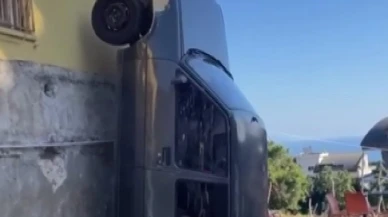 Kazaya karışan aracını iple binadan aşağıya sarkıttı