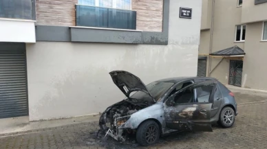 Park halindeyken yanan otomobil kullanılamaz hale geldi