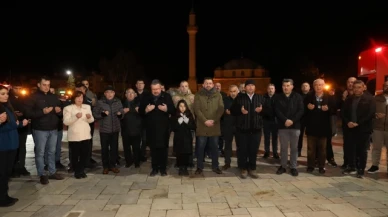 Saat 04.17'de depremde hayatını kaybedenler anıldı
