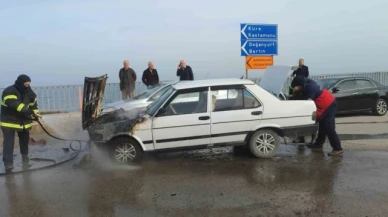Seyir halinde alevlere teslim olan Tofaş kullanılmaz hale geldi